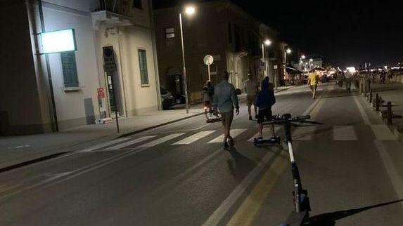 Monopattino lasciato in mezzo alla ciclabile
