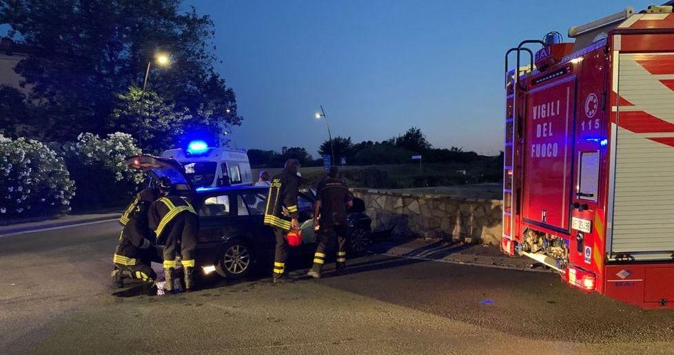 Si schianta con l’auto alla rotatoria
