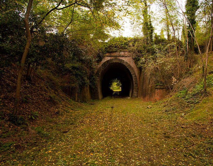 A piedi o in bici lungo il percorso dell’ex ferrovia Lucca-Pontedera 