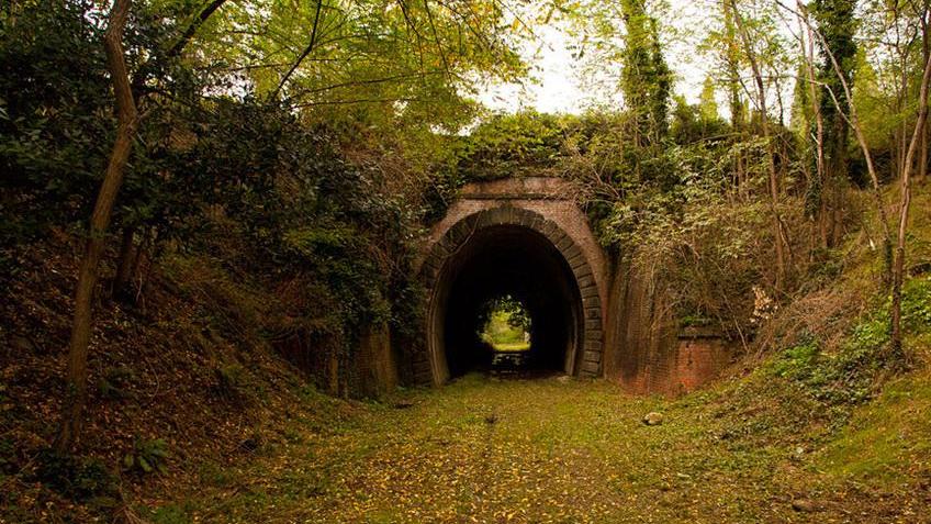 A piedi o in bici lungo il percorso dell’ex ferrovia Lucca-Pontedera