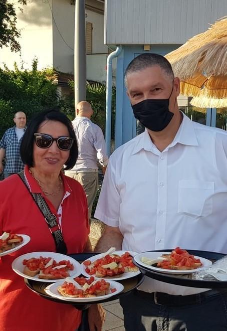 Bruschette e pizze date agli operatori del mercato