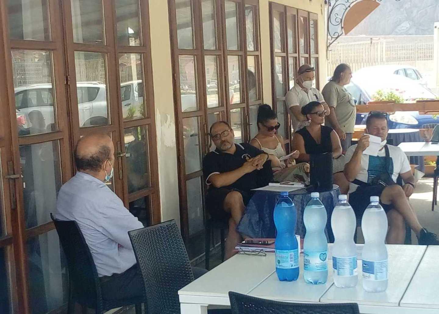 Sindaco e operatori in difesa del porto 