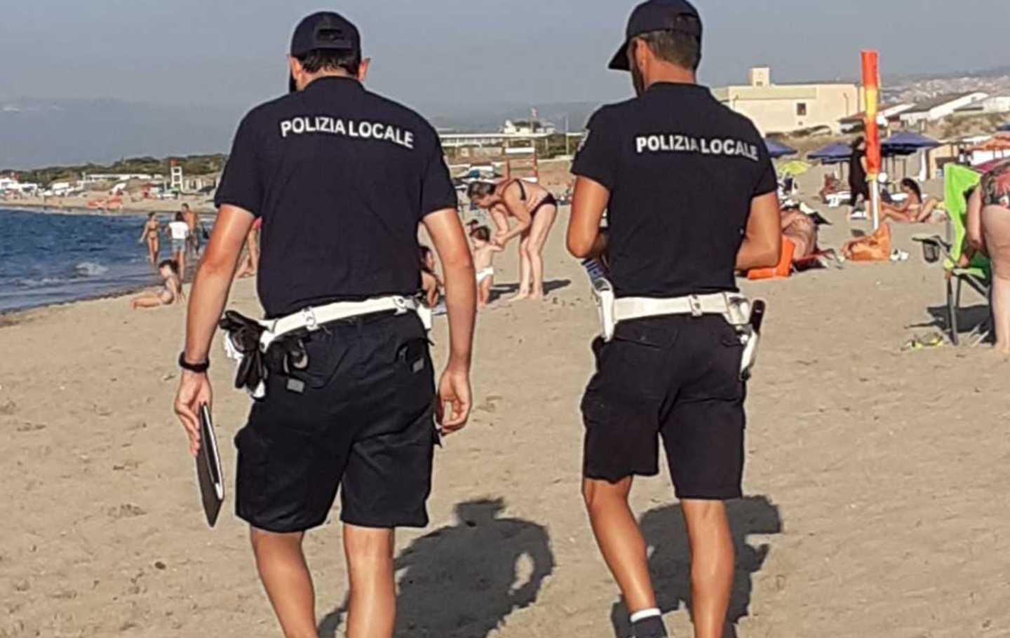 Platamona, mozziconi sotto la sabbia: multate due donne 