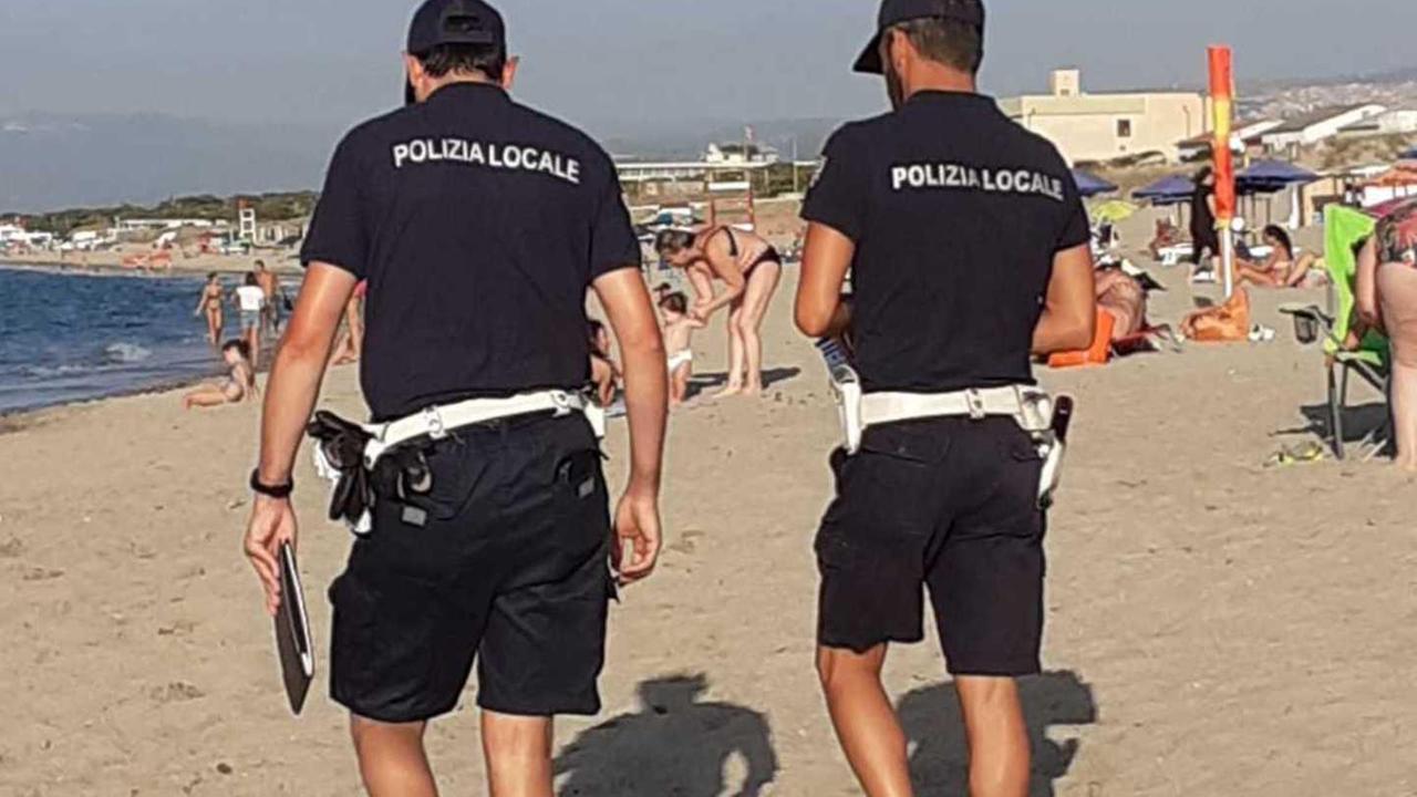 Platamona, mozziconi sotto la sabbia: multate due donne 