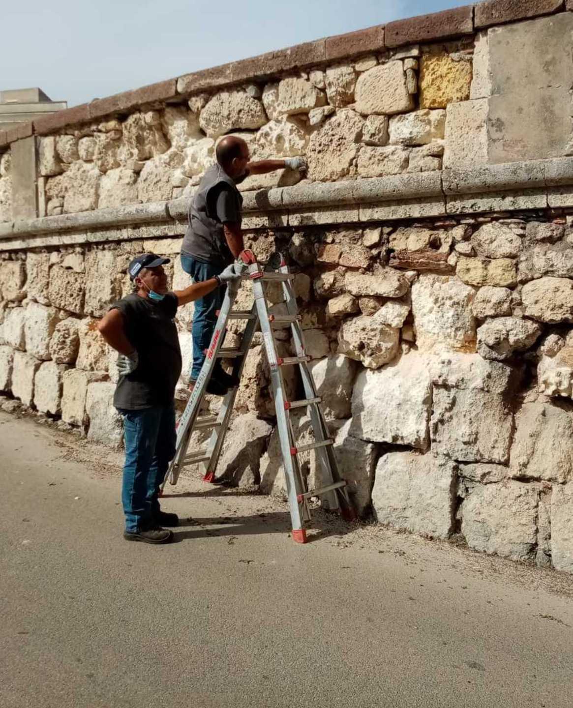 Pulizie del muraglione in attesa del restauro 