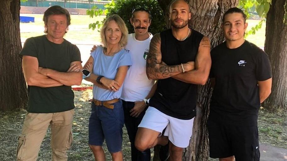 Marcell Jacobs con Nicoletta Romanazzi durante una pausa di una seduta insieme con altri del team azzurro