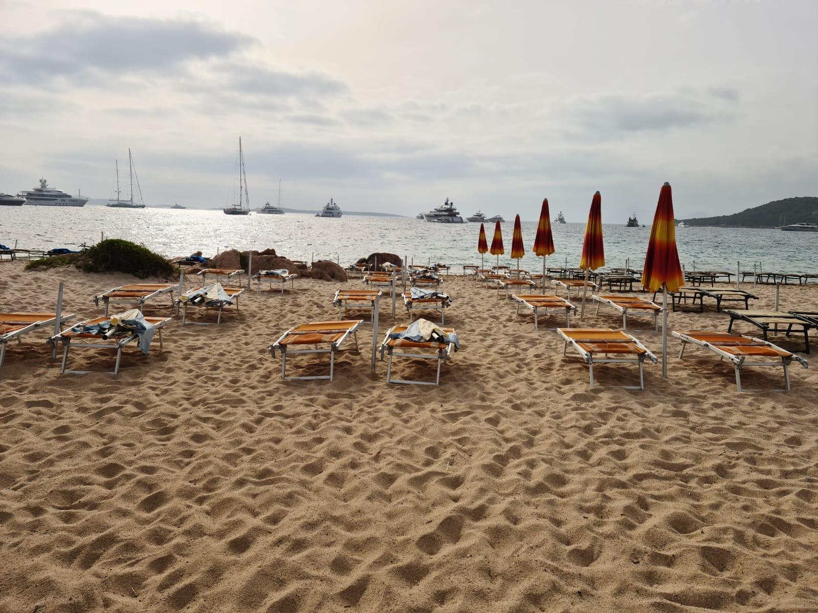 Porto Cervo, spiaggia occupata abusivamente: denunciate tre persone