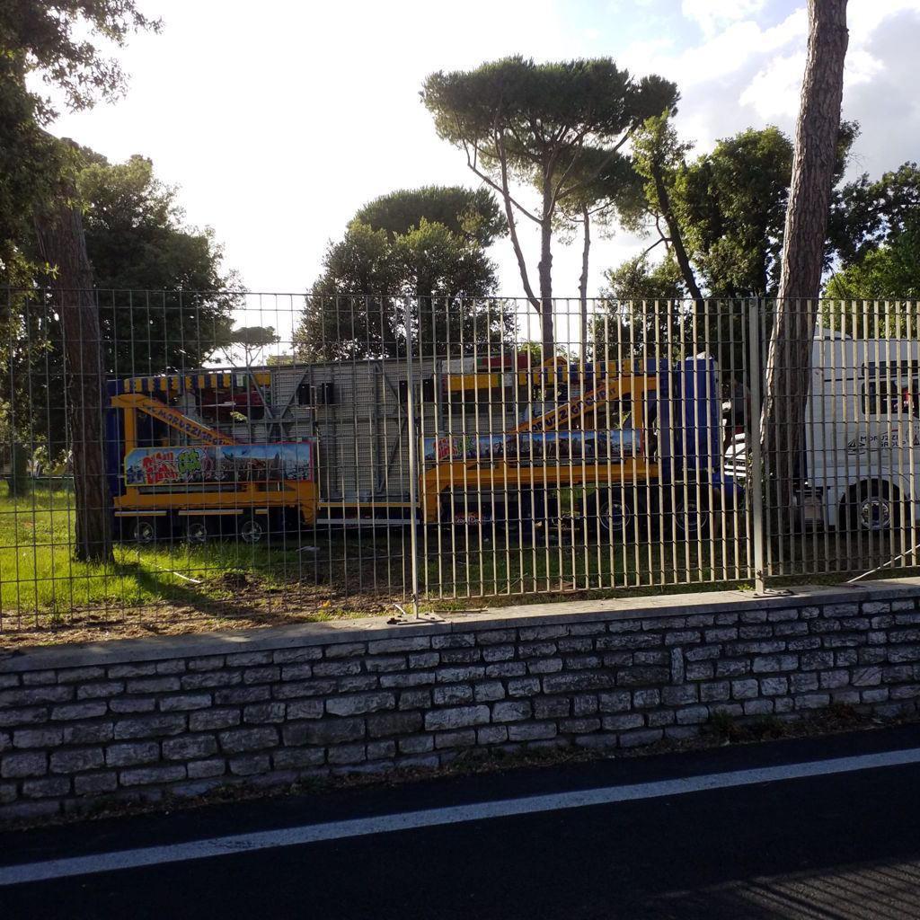 Alcune delle attrazzioni sistemate all’interno di quello che un tempo era il Parco dei Conigli