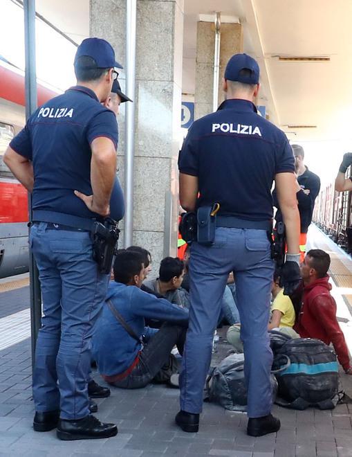 Truffa con i migranti e mancati controlli, chiesto il processo per cinque indagati 