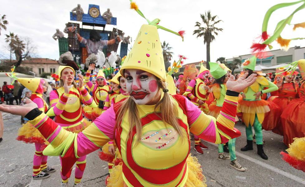 Figuranti al Carnevale di Viareggio: anche per partecipare alle coreografie dei carri servirà il Green pass