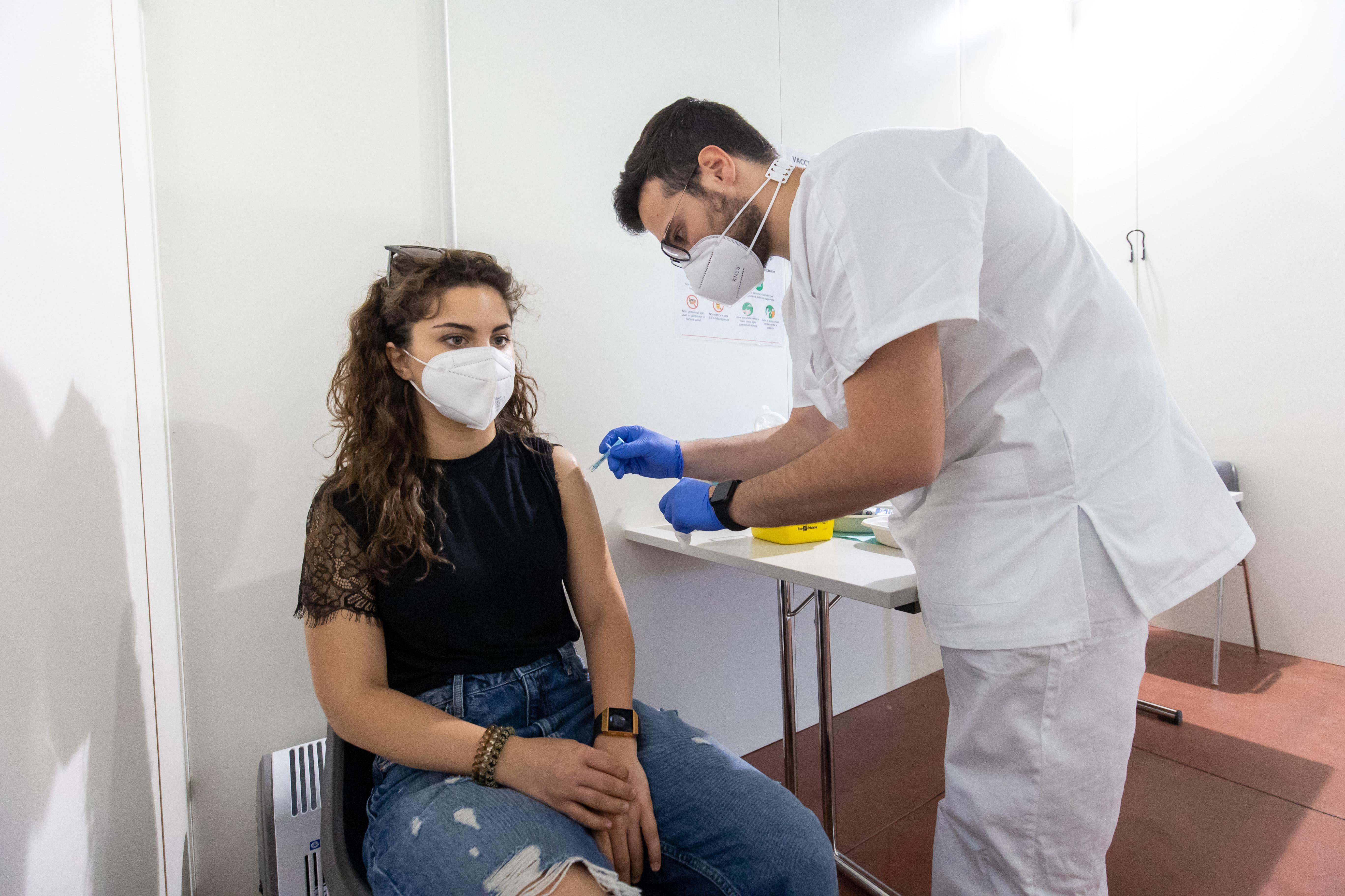 Vaccinarsi in vacanza, al Lido di Spina Happy Pfizer per i giovani
