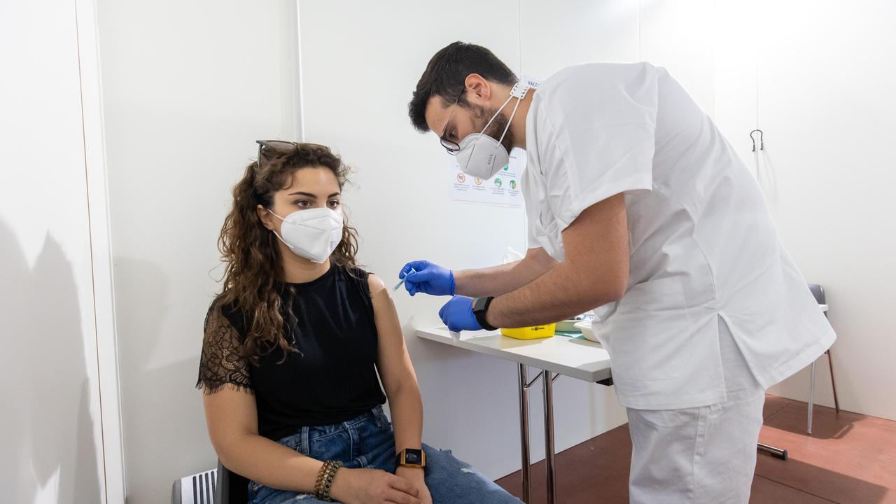 Vaccinarsi in vacanza, al Lido di Spina Happy Pfizer per i giovani