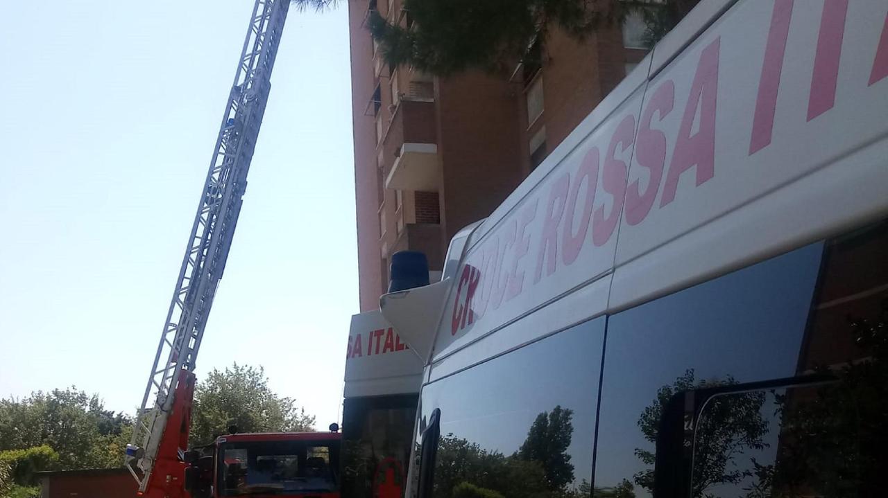 La Croce rossa italiana e i vigili del fuoco sul posto per il soccorso