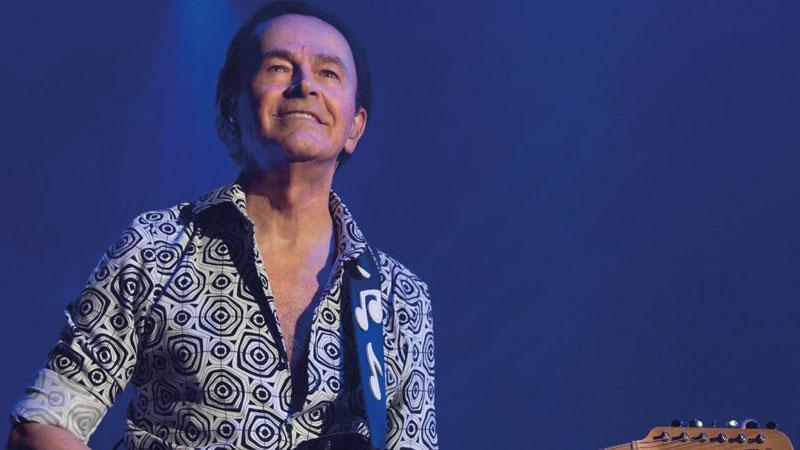 Dodi Battaglia con una delle sue sessanta chitarre