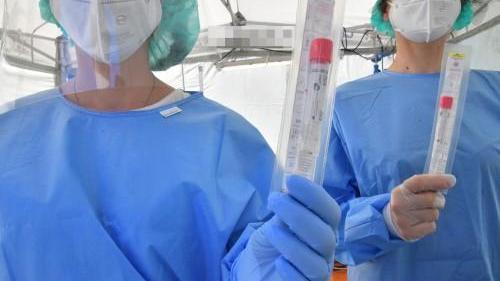 Operatori con i test per la ricerca del coronavirus (foto di archivio)