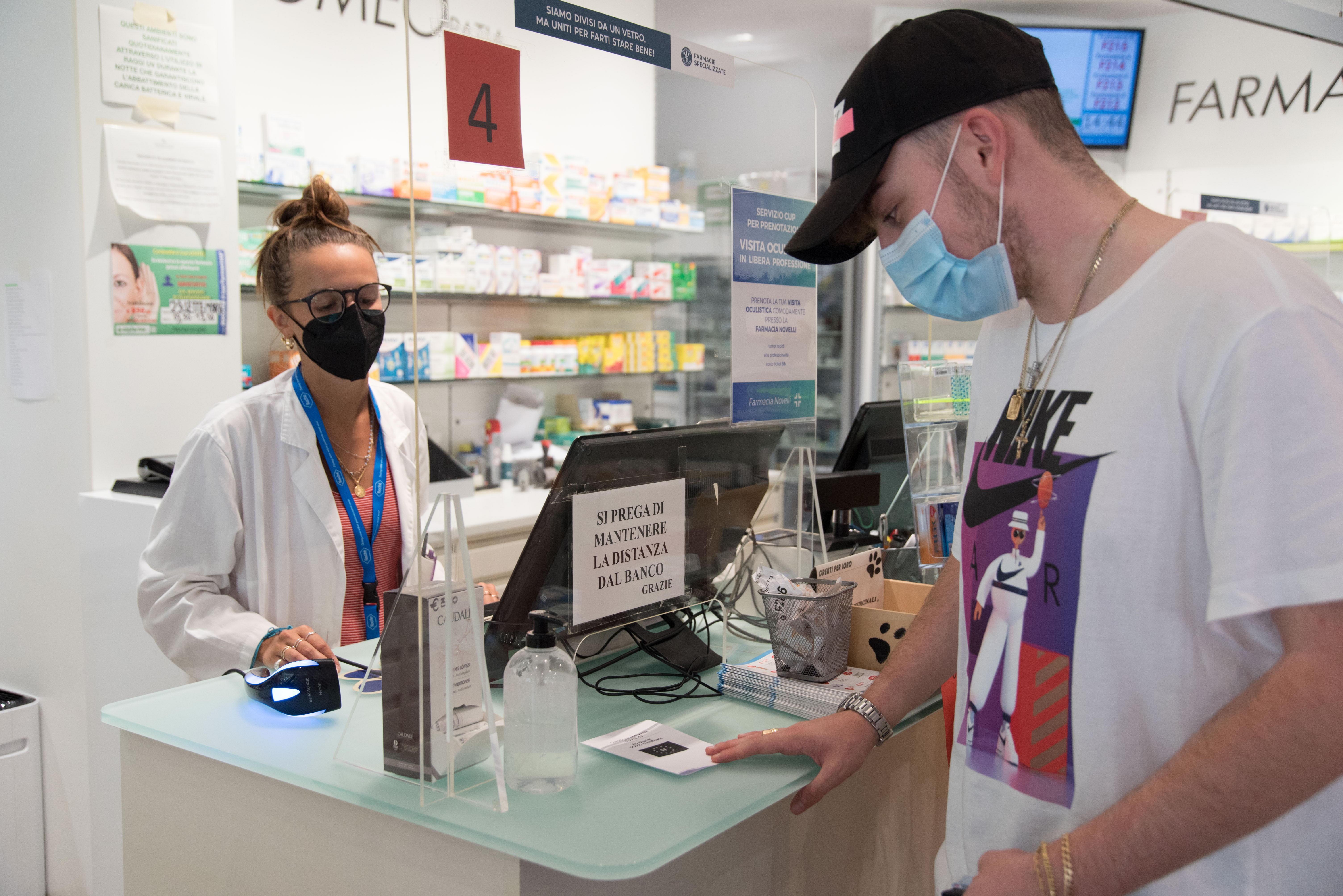 Caos Green pass, assalto alle farmacie 