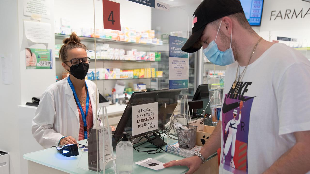 Caos Green pass, assalto alle farmacie