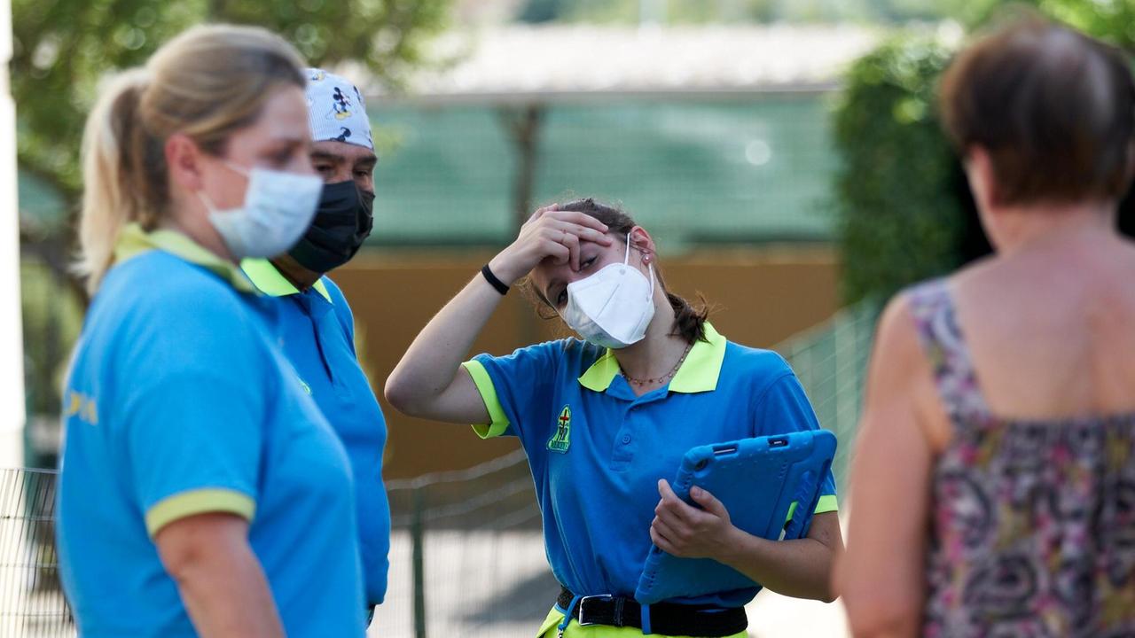 I soccorritori arrivati in via Benedetto Da Maiano (foto Carlo Sestini)