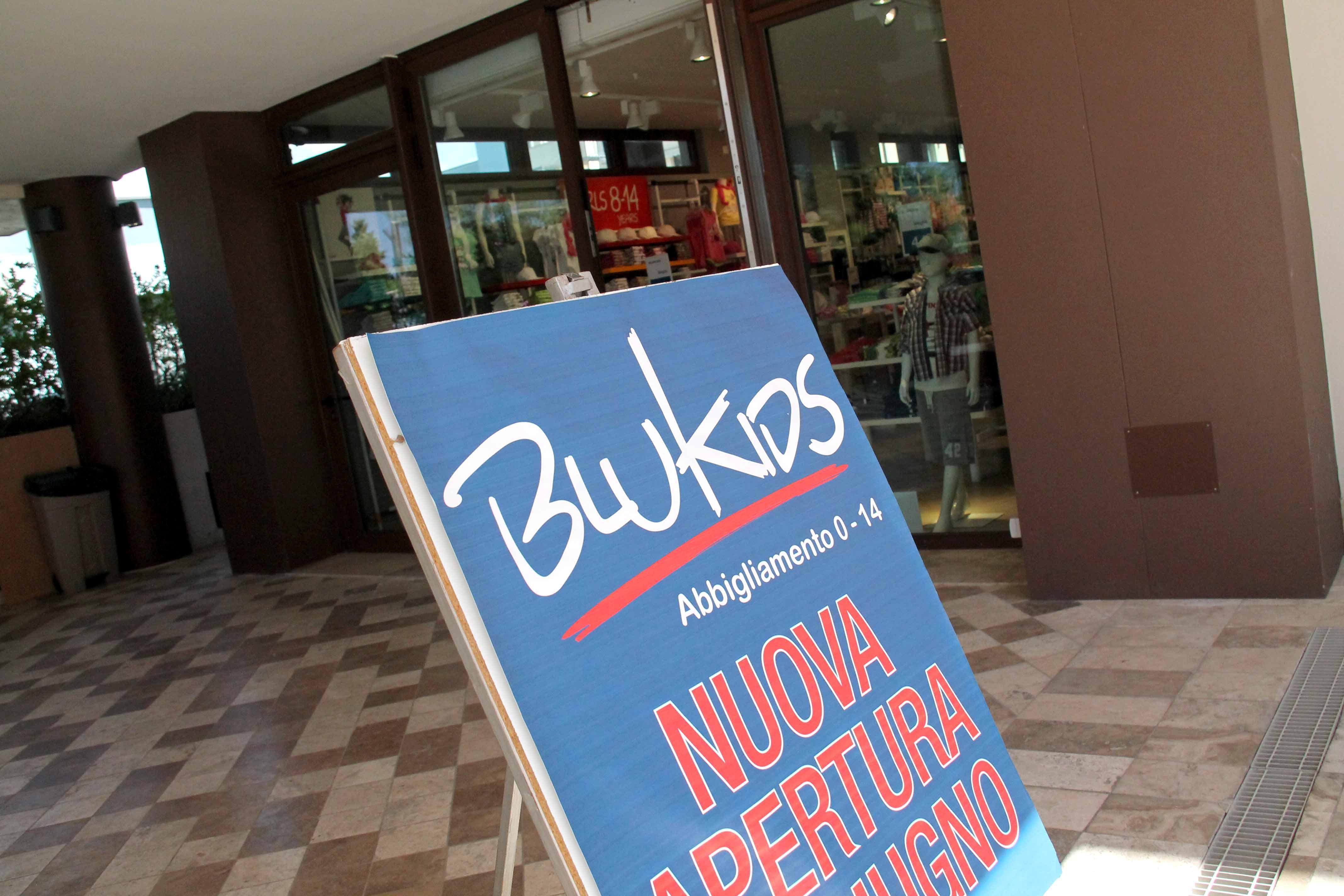 Un cartello per una nuova apertura di Blukids in una foto d'archivio