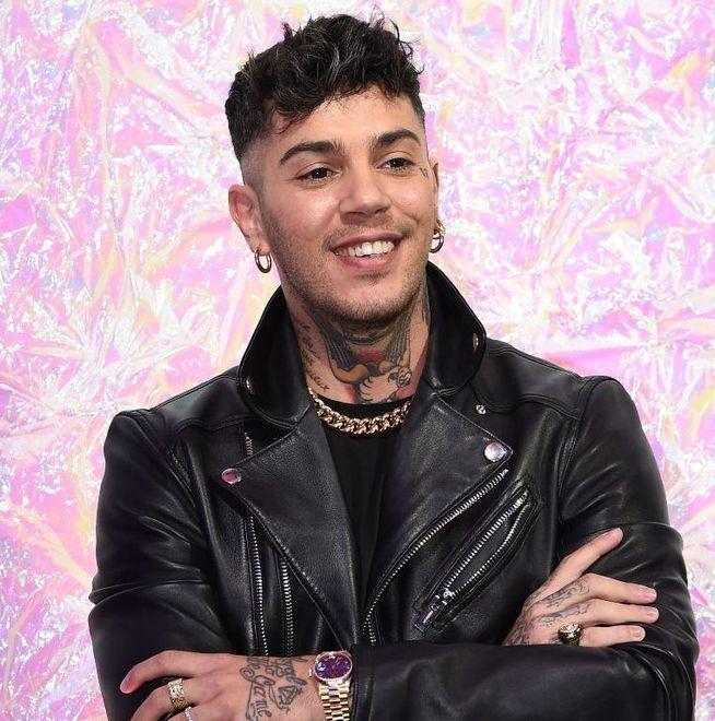 Posteggi sotterranei e buio per il video “Morto di fame” del rapper Emis Killa