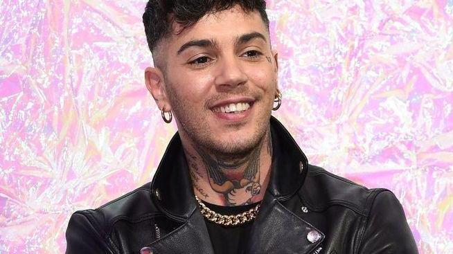 Posteggi sotterranei e buio per il video “Morto di fame” del rapper Emis Killa