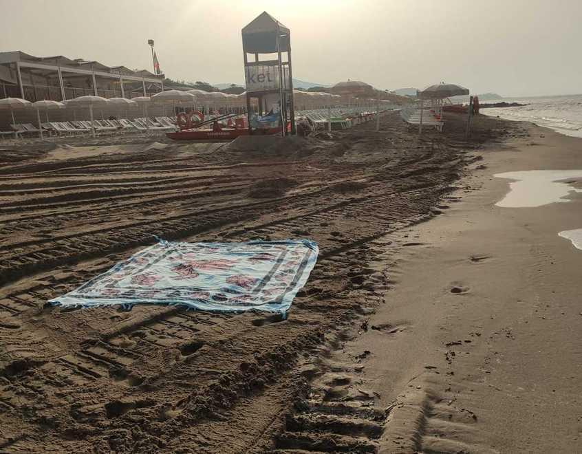 Spiana con gli escavatori la spiaggia: multato rischia una denuncia