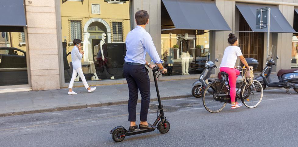 Strade più sicure «Basta col Far west dei monopattini»