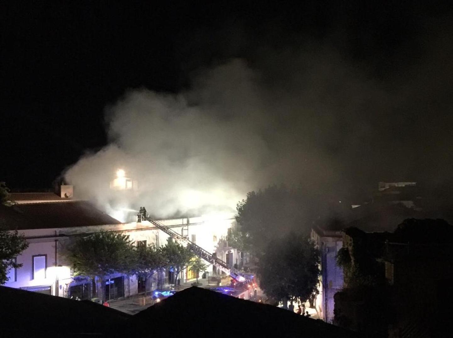 Incendio distrugge una casa, salva la famiglia che la abita