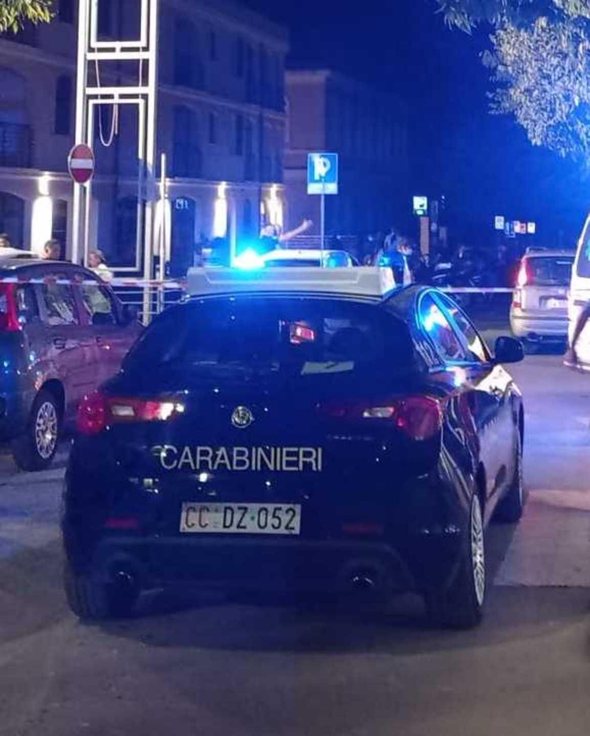 Ruba in un bar e durante la fuga morde il braccio a un carabiniere
