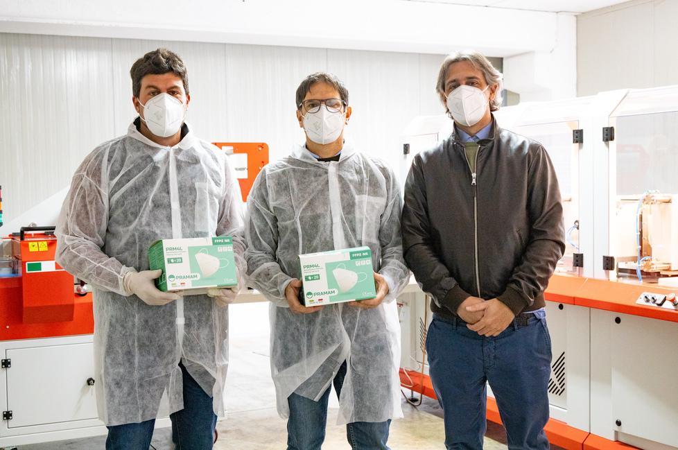 Da sinistra Matteo Santori, responsabile della produzione, Andrea Cavallo, ingegnere, e Marco Papalini, responsabile commerciale. In basso le mascherine in vendita in una delle parafarmacie all’interno dei supermercati Conad di Grosseto