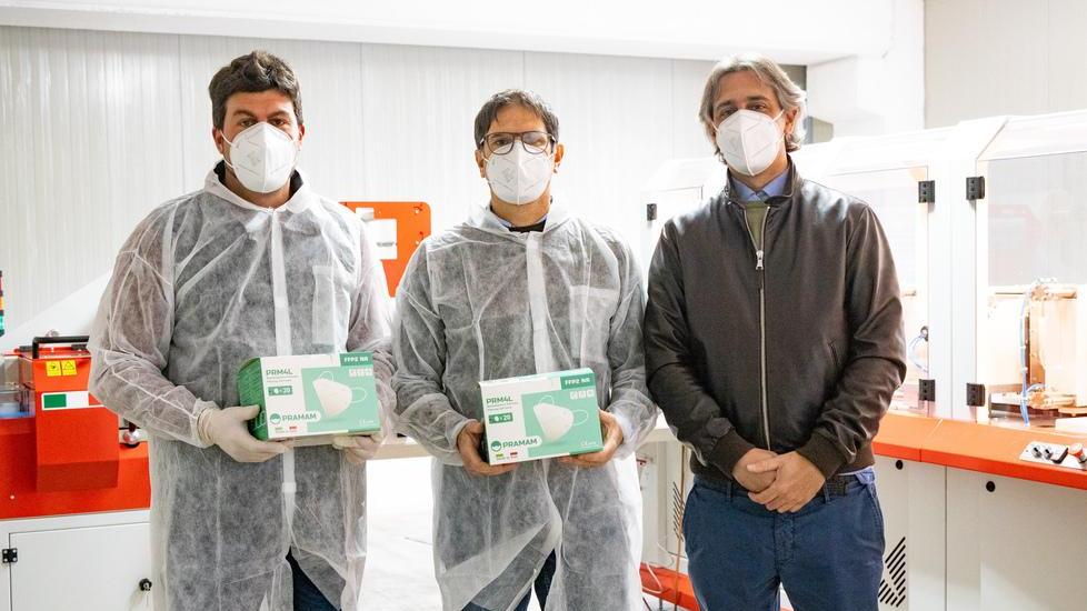 Da sinistra Matteo Santori, responsabile della produzione, Andrea Cavallo, ingegnere, e Marco Papalini, responsabile commerciale. In basso le mascherine in vendita in una delle parafarmacie all’interno dei supermercati Conad di Grosseto