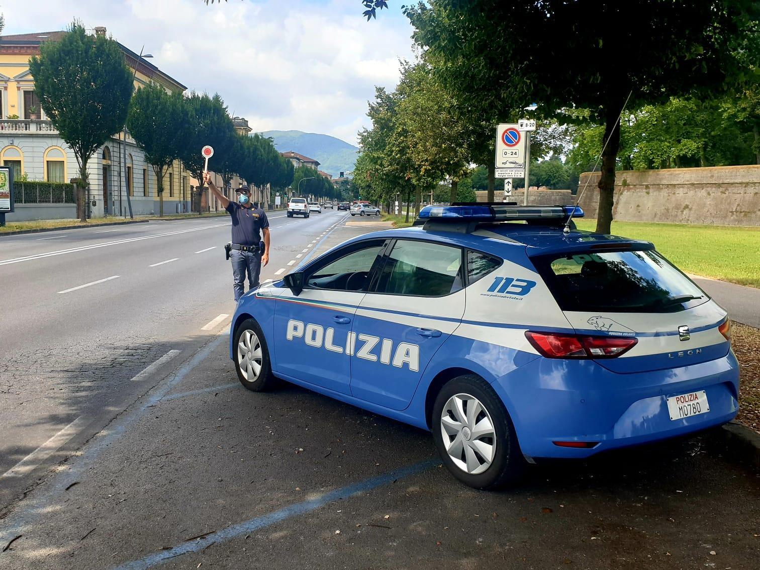 Offende gli agenti e danneggia l'auto di servizio:arrestato