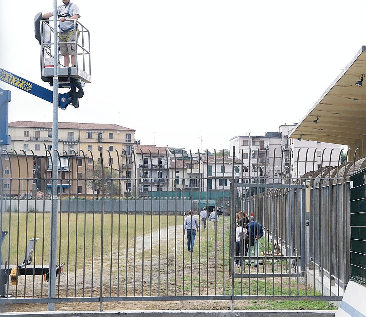 Lo stadio Lungobisenzio durante uno dei tanti sopralluoghi degli ultimi anni in cui l’impianto è rimasto inutilizzato.