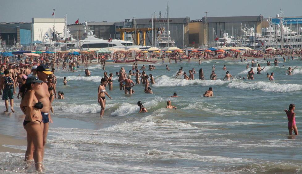 Per gli alberghi della Versilia settembre è un rebus. «Ma finora pochissime disdette ricevute» 