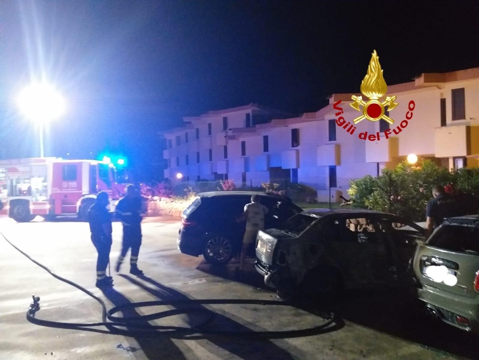Golfo Aranci, tre auto a fuoco nella centrale via della Libertà