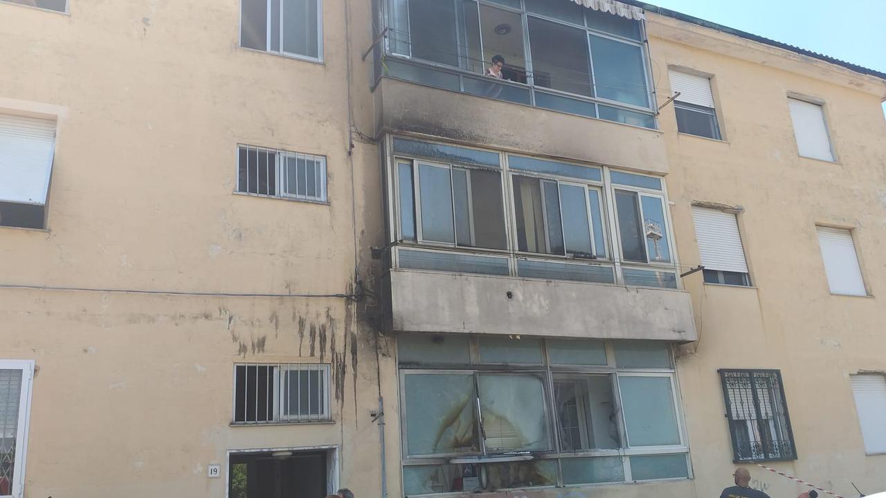 La facciata del palazzo annerita dal fuoco e dal fumo