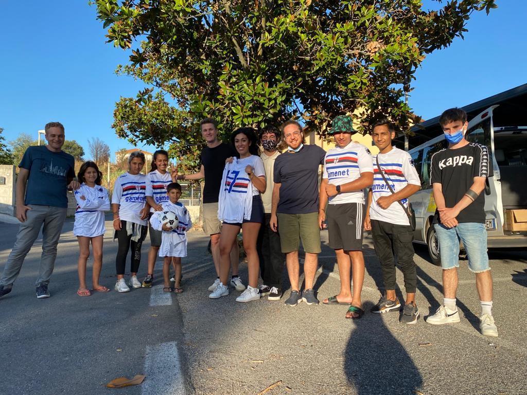 Tommaso Giani e gli altri giovani della comitiva con i bambini del campo rom di Roma