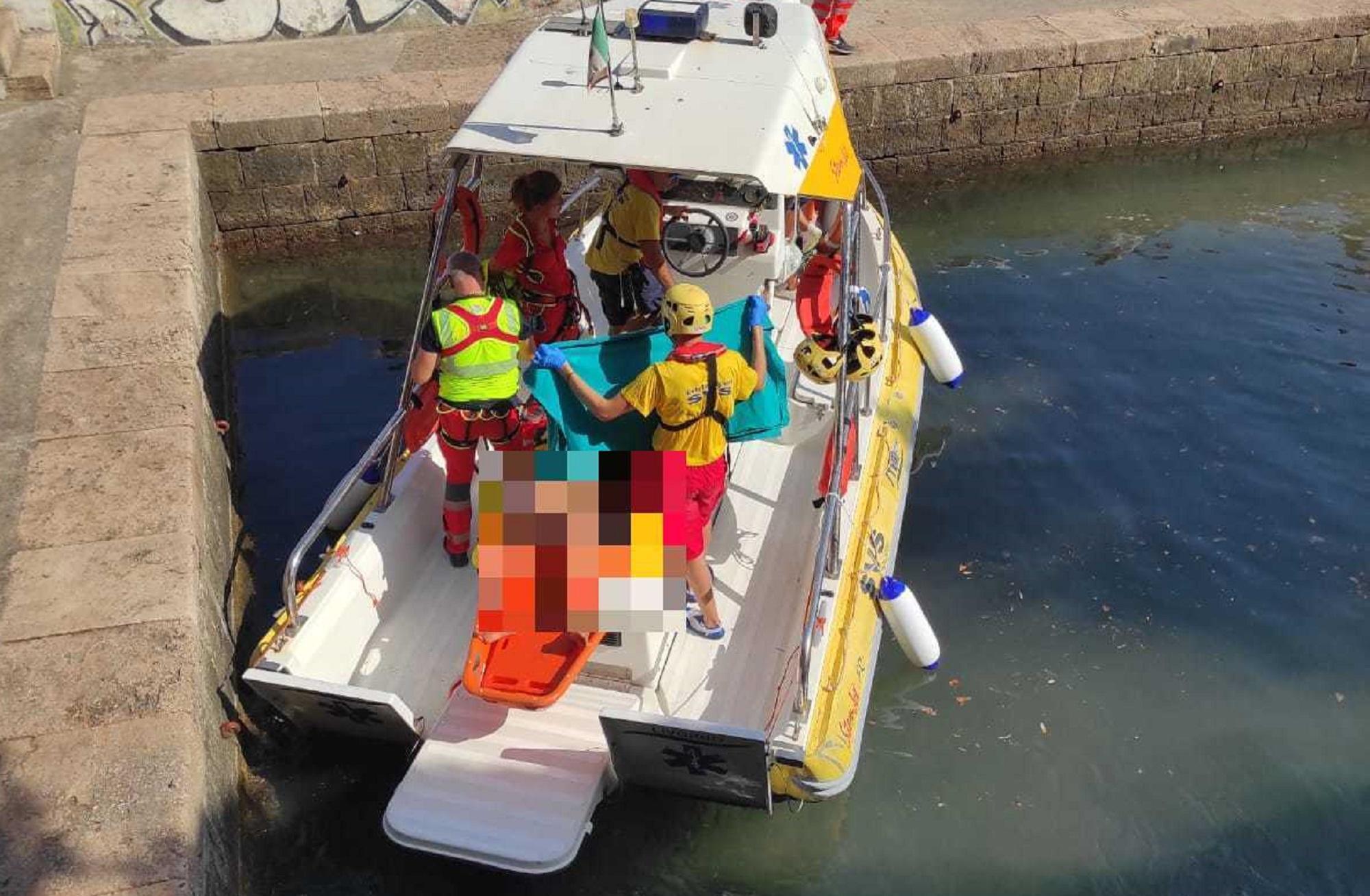 I soccorsi con l'idroambulanza