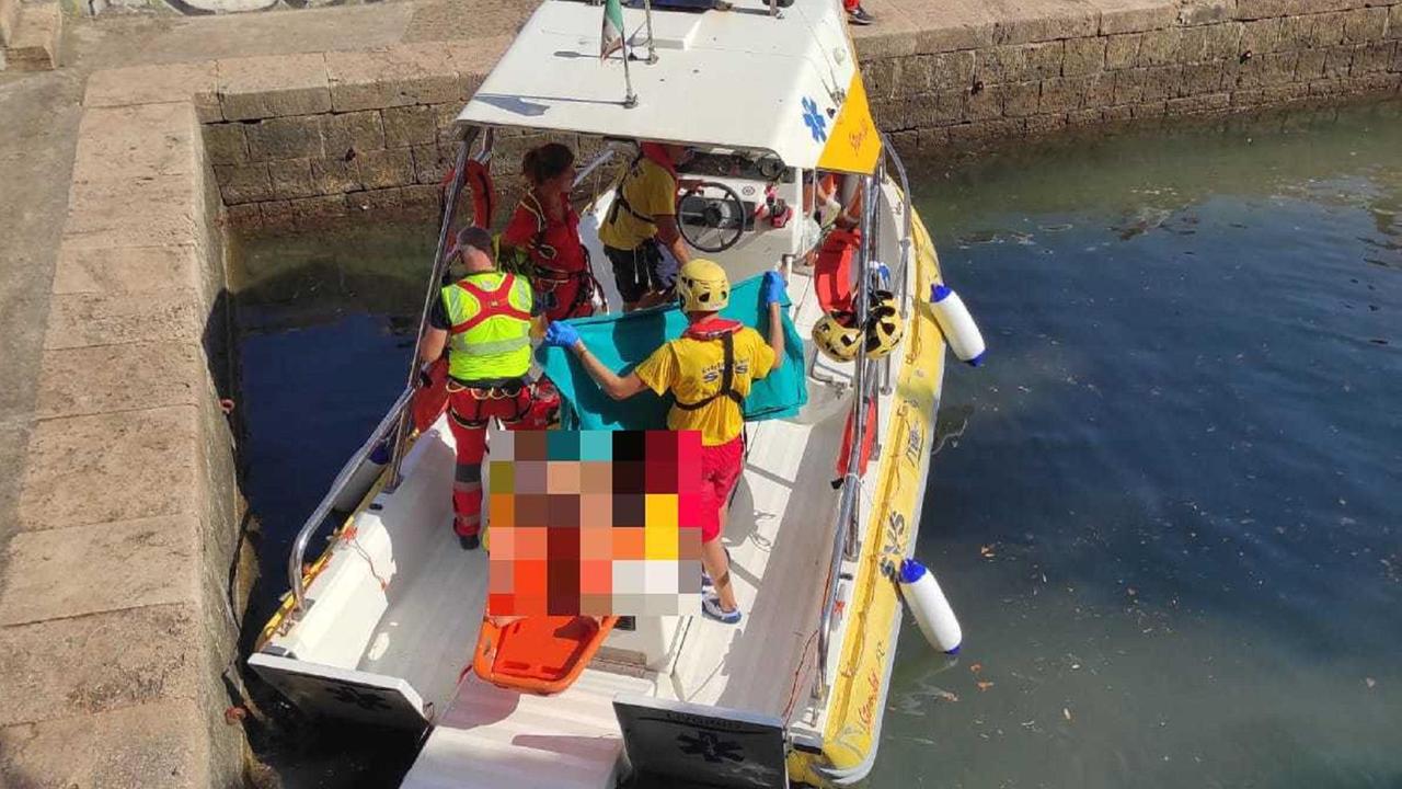 I soccorsi con l'idroambulanza