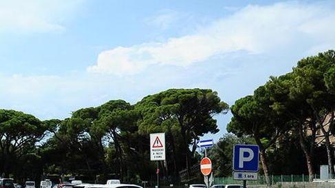 Il campo sportivo trasformato in parcheggio