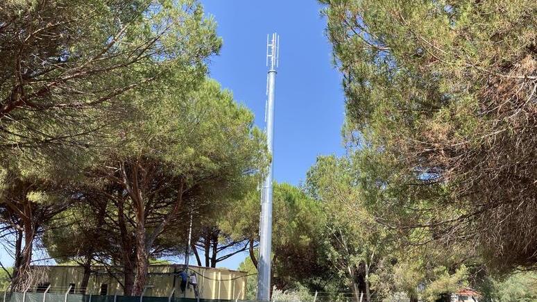 Proteste a Marina di Bibbona per l'antenna telefonica tra negozi e case: «Pericolosa e brutta, va messa nei campi»