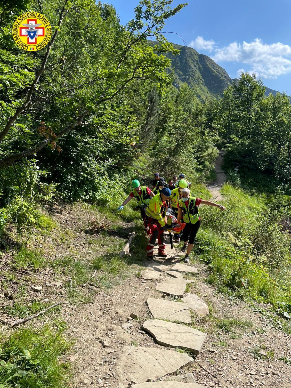 Il trasporto dell'uomo caduto burante il trekking nei presso del rifugio Battisti