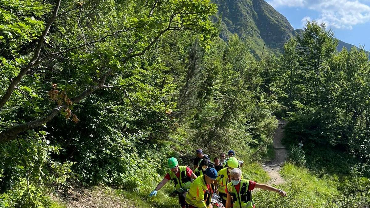 Il trasporto dell'uomo caduto burante il trekking nei presso del rifugio Battisti