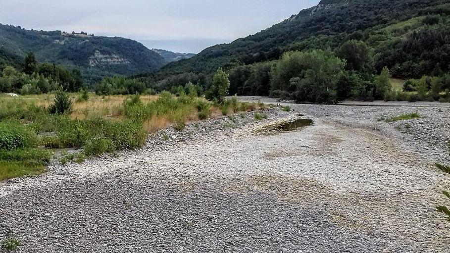 Il letto del torrente abbandonato dalle sue acque ridotte a qualche pozzanghera è una delle foto pubblicate sulla pagina Facebook “Amiamo la Val d’Enza” che hanno provocato il disappunto e il dispiacere di molti tra i commentatori