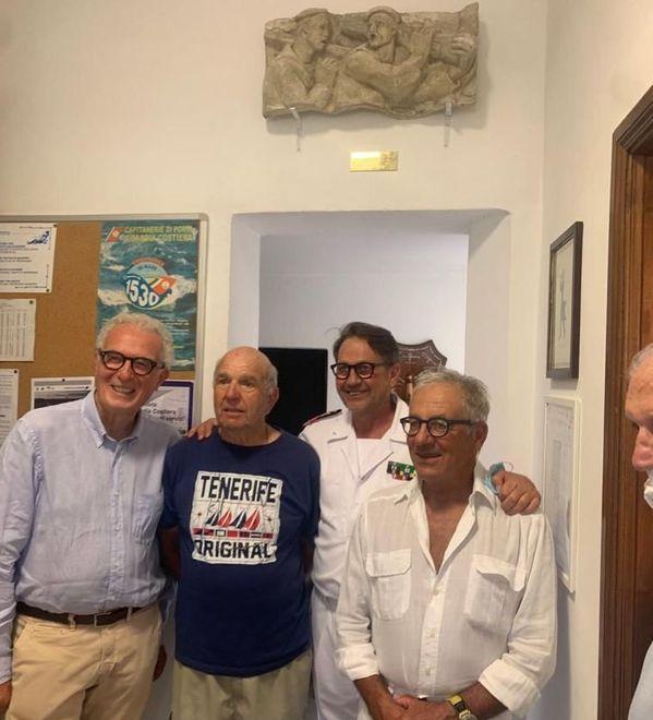 Una scultura di Dazzi donata all'Ufficio Locale Marittimo