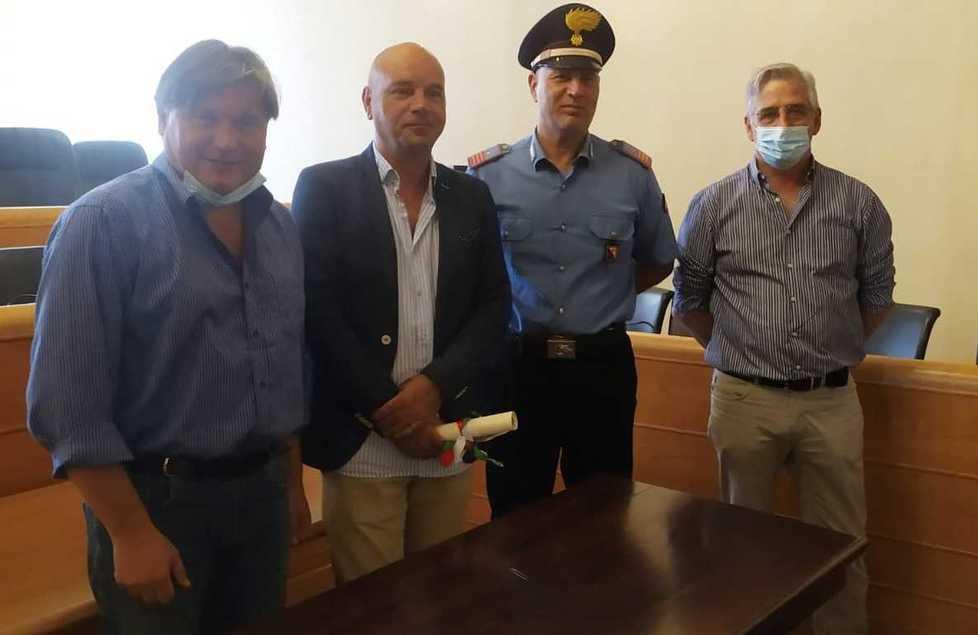Alilla va in pensione e il Comune gli consegna una benemerenza