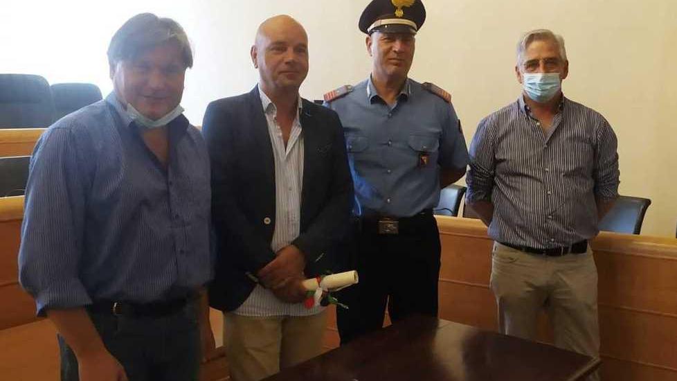Alilla va in pensione e il Comune gli consegna una benemerenza