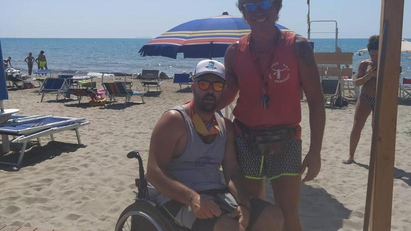 Due tombole benefiche al Bagno della polizia: «Spogliatoi per disabili grazie ai soldi ricavati»