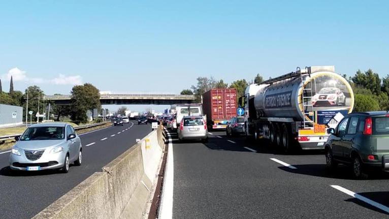 Incidente lungo la Fi-Pi-Li, due persone ferite e traffico paralizzato
