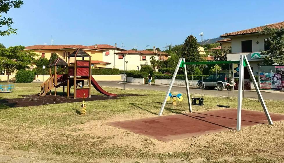 Nuovi scivoli e altalene nei parchi giochi dedicati ai più piccoli